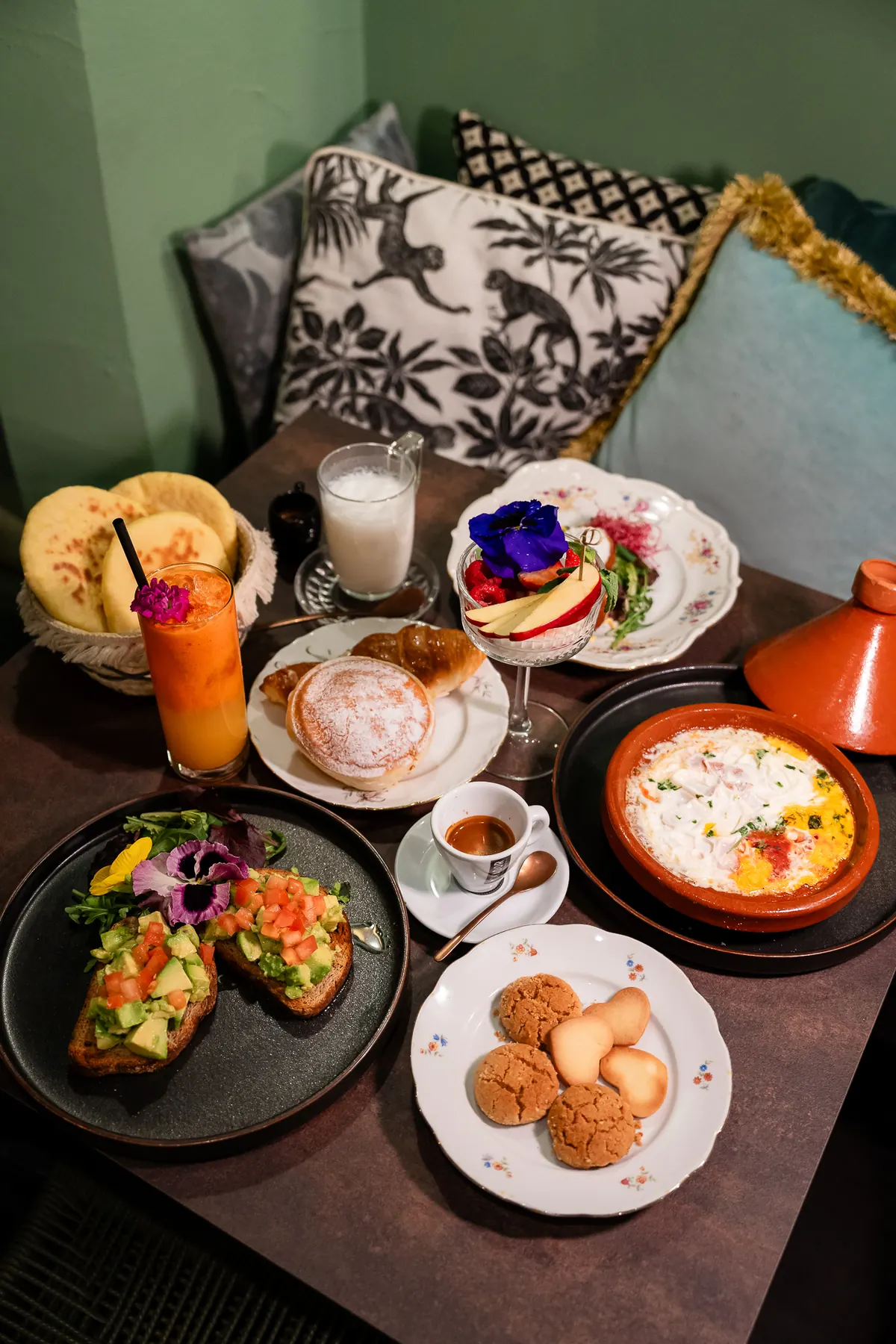 La tavola del brunch con tè e piatti dolci e salati