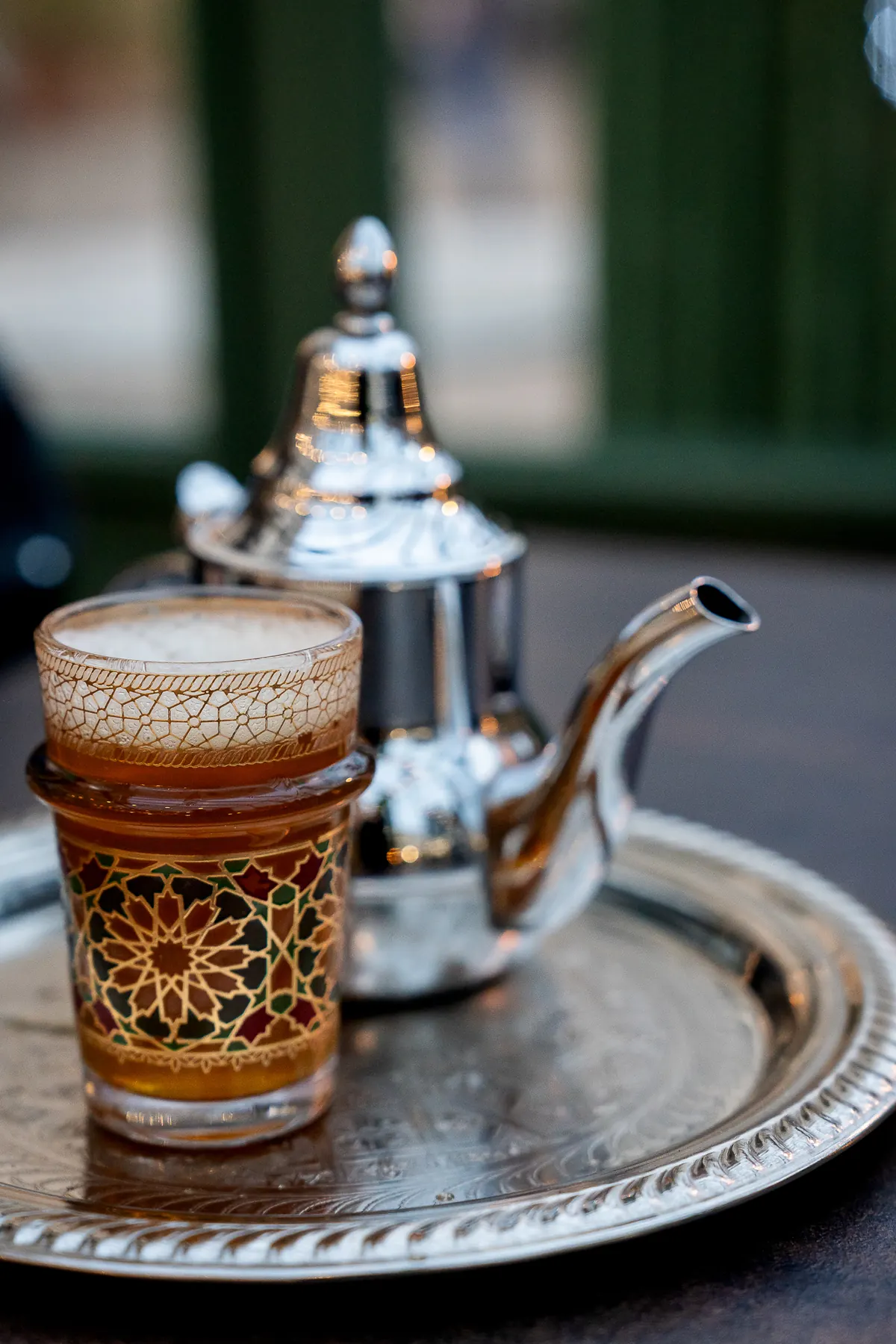 Teiera e bicchieri per il tradizionale tè marocchino